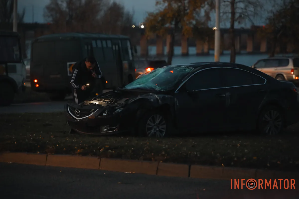 Сюди приїхали правоохоронці Машина вилетіла на узбіччя: у Дніпрі на Набережній Заводській зіштовхнулися Mazda та Dacia 3