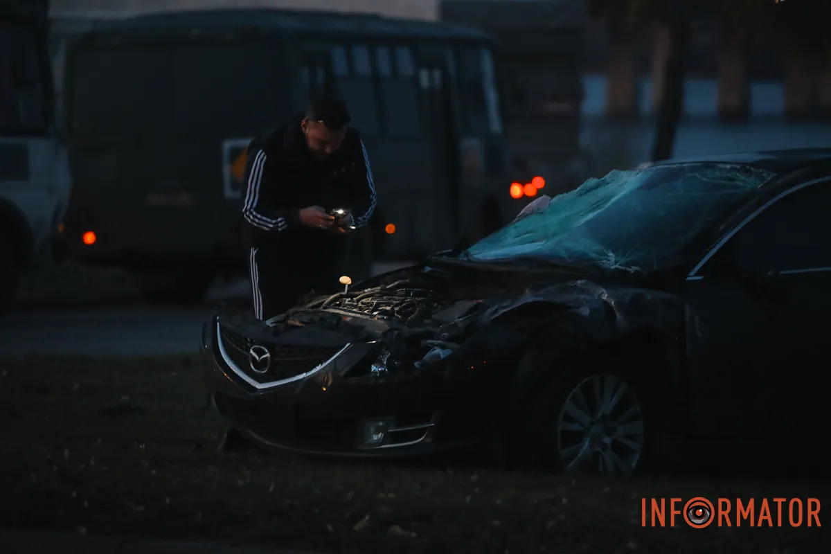 Фото: Андрій Шушпан Машина вилетіла на узбіччя: у Дніпрі на Набережній Заводській зіштовхнулися Mazda та Dacia 12
