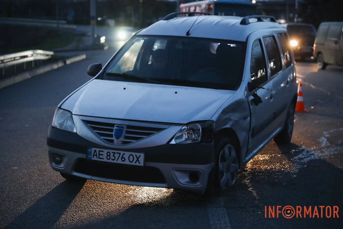 Не поспішайте Машина вилетіла на узбіччя: у Дніпрі на Набережній Заводській зіштовхнулися Mazda та Dacia 11