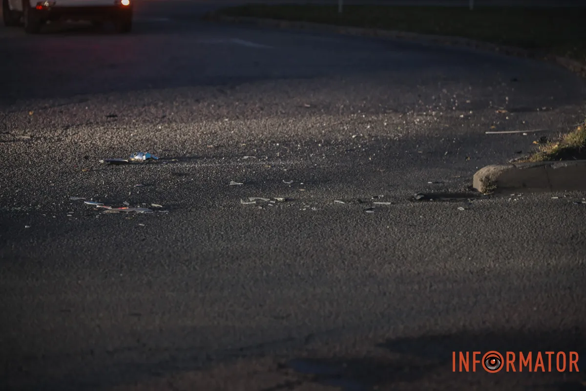 Дотримуйтесь ПДР Машина вилетіла на узбіччя: у Дніпрі на Набережній Заводській зіштовхнулися Mazda та Dacia 8