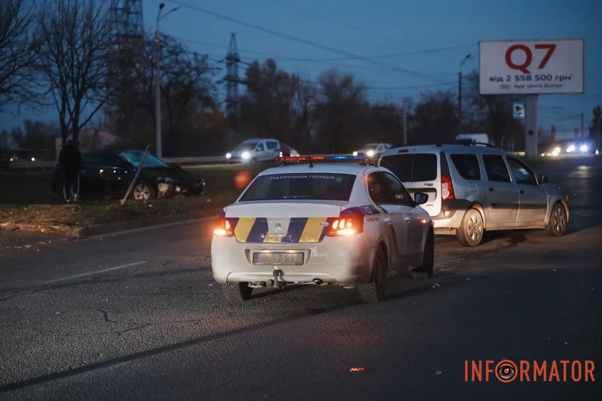 Враховуйте це при плануванні своїх поїздок Машина вилетіла на узбіччя: у Дніпрі на Набережній Заводській зіштовхнулися Mazda та Dacia 7