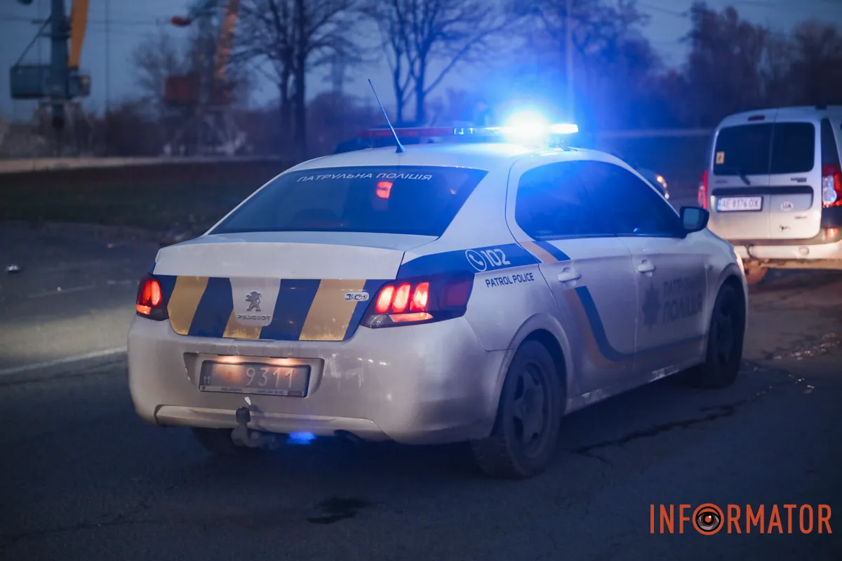 Про це повідомляє Інформатор з місця події Машина вилетіла на узбіччя: у Дніпрі на Набережній Заводській зіштовхнулися Mazda та Dacia 4