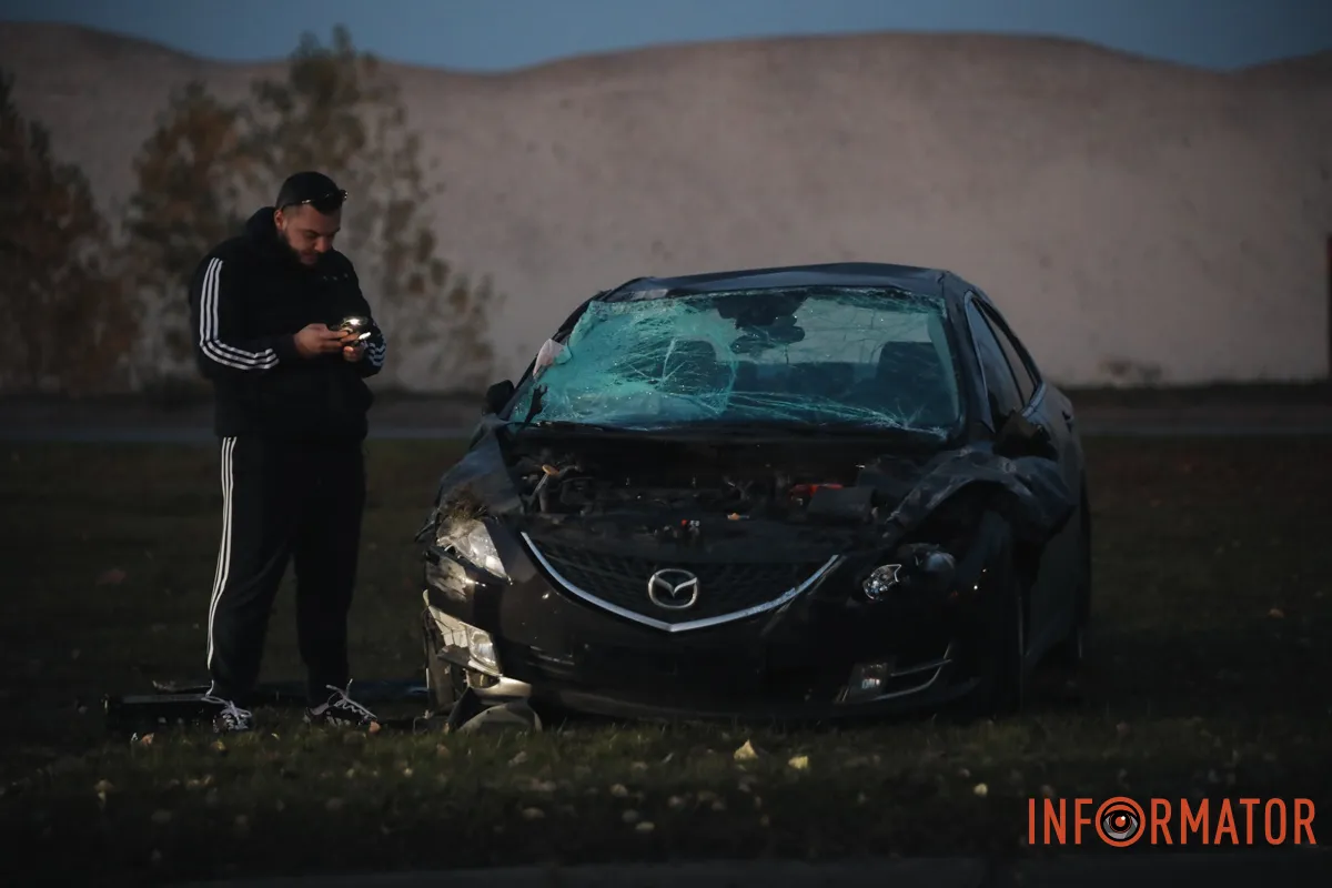 Будьте уважними на дорозі Машина вилетіла на узбіччя: у Дніпрі на Набережній Заводській зіштовхнулися Mazda та Dacia 10