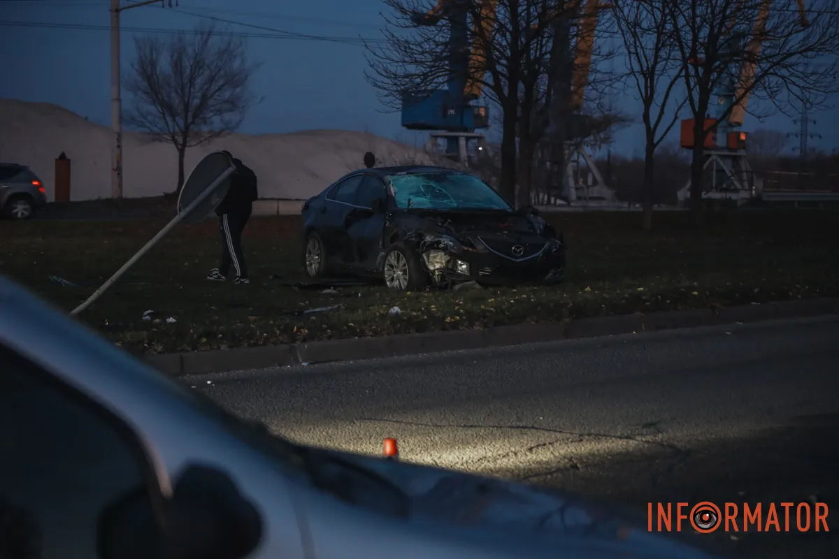 Бережіть себе Машина вилетіла на узбіччя: у Дніпрі на Набережній Заводській зіштовхнулися Mazda та Dacia 9