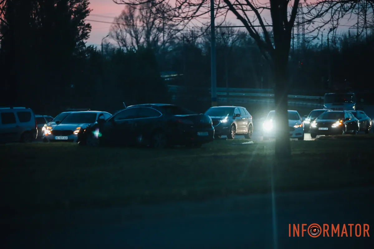 Зайнята одна смуга Машина вилетіла на узбіччя: у Дніпрі на Набережній Заводській зіштовхнулися Mazda та Dacia 6