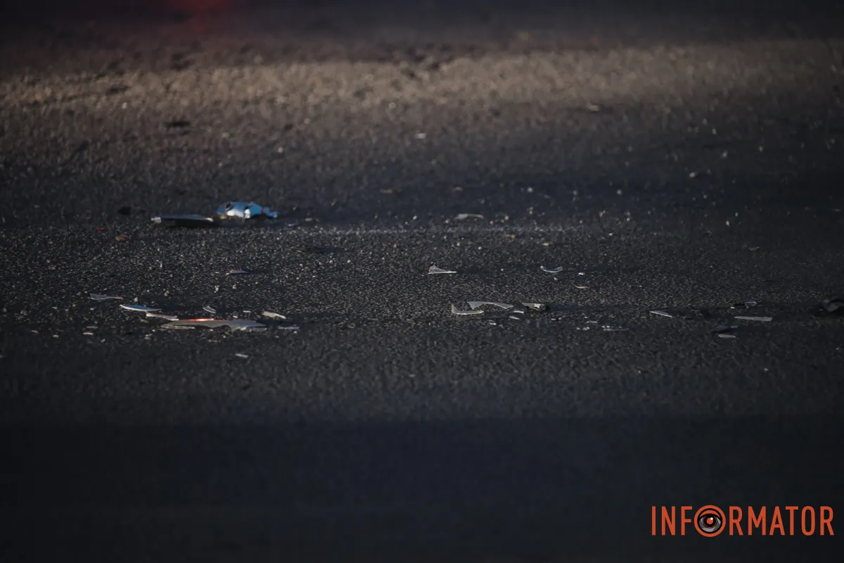 Від удару Mazda вилетіла на узбіччя Машина вилетіла на узбіччя: у Дніпрі на Набережній Заводській зіштовхнулися Mazda та Dacia 5