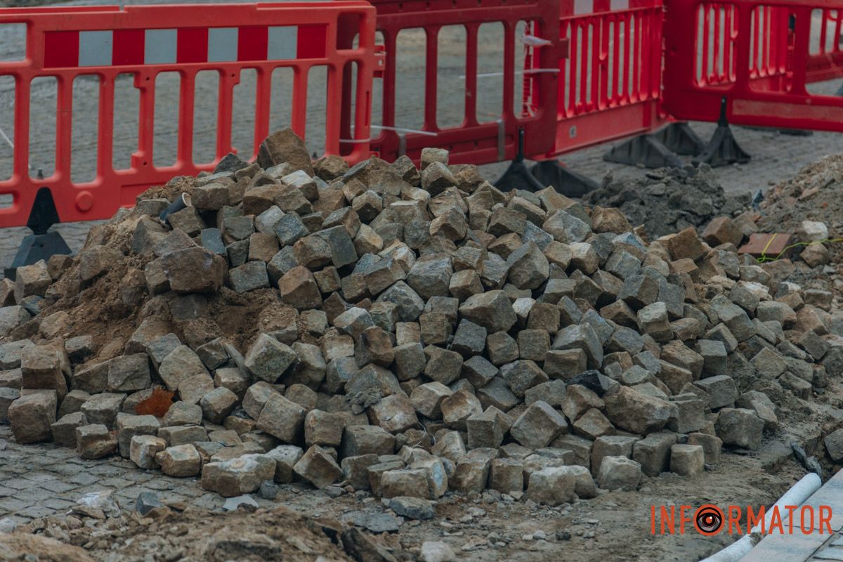 З літа до 13 жовтня тут замінили понад 500 метрів трамвайної колії на ділянці трамвайного переїзду на перетині вулиці Володимира Мономаха та проспекту Дмитра Яворницького З літа до 13 жовтня тут замінили понад 500 метрів трамвайної колії на ділянці трамвайного переїзду на перетині вулиці Володимира Мономаха та проспекту Дмитра Яворницького