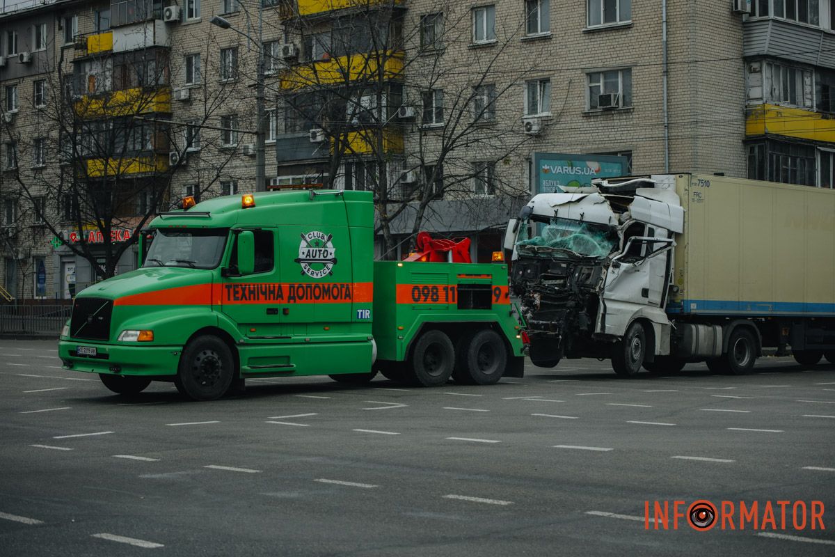 Там столкнулись фура и легковушка Там столкнулись фура и легковушка