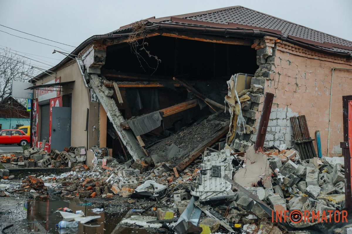 По данным из соцсетей, легковушка заехала под фуру и опрокинулась По данным из соцсетей, легковушка заехала под фуру и опрокинулась