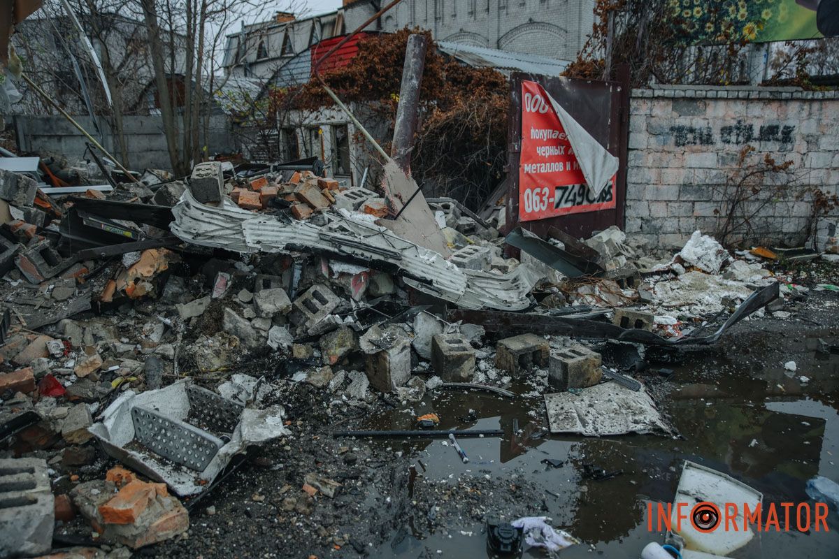 И повредила здание магазина И повредила здание магазина