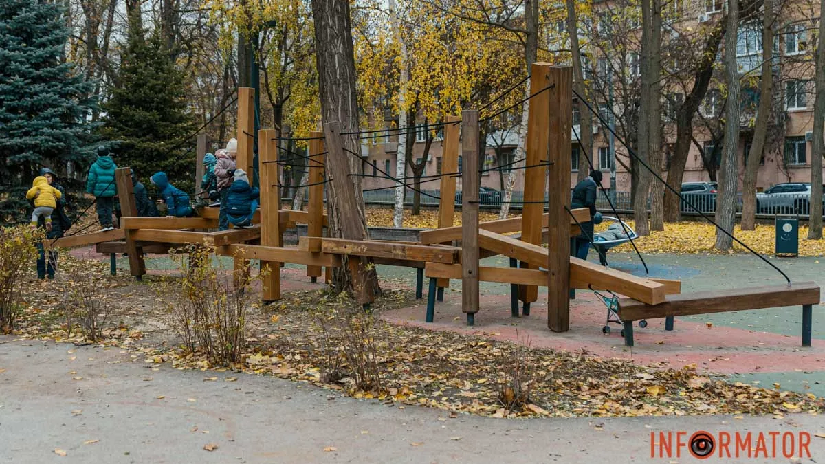 Обновили карусель и качели: в Днепре завершили ремонт детской и инклюзивной площадок в сквере Героев