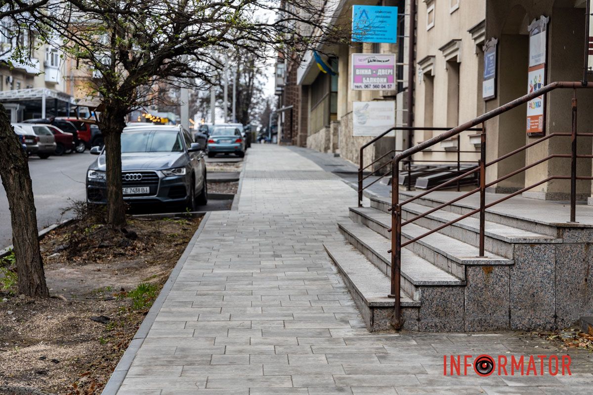 Тут оновили тротуари плиткою різного кольору та фактури “Вийшла непогана вулиця, але не ідеальна”: як виглядає вулиця Театральна у Дніпрі після ремонту 2