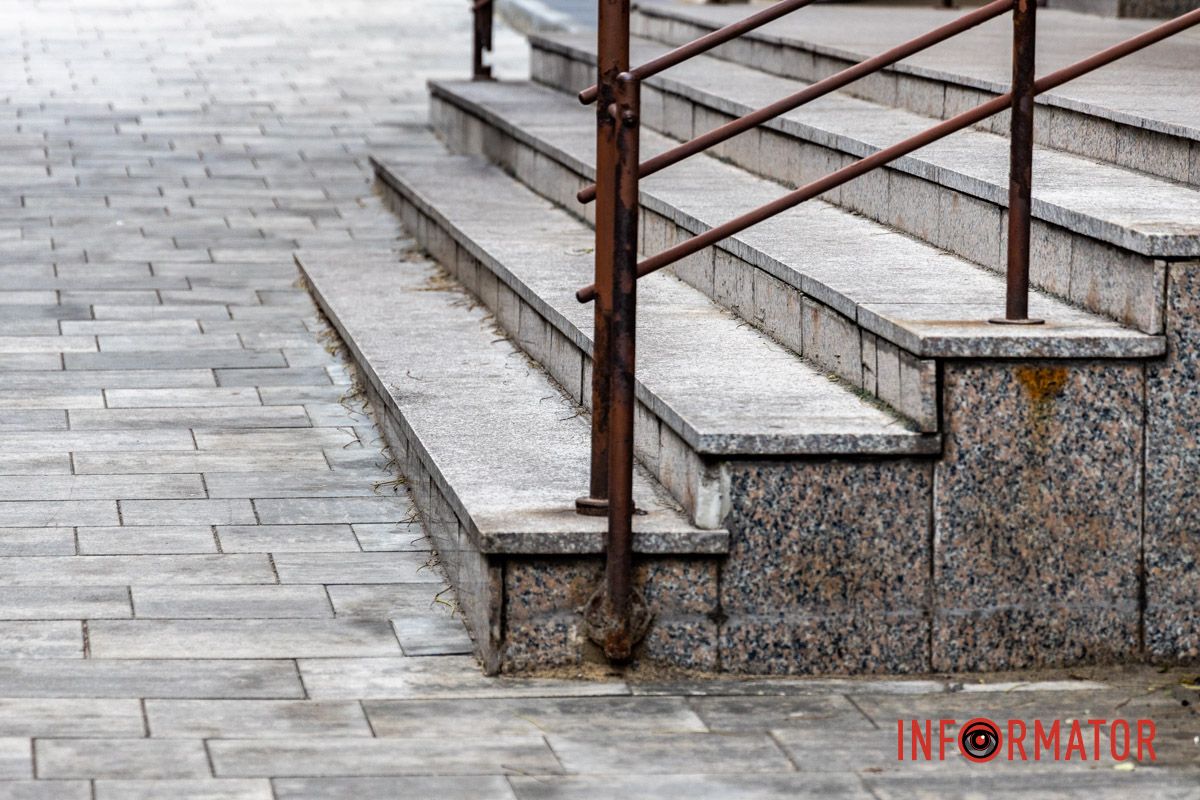 Також з'явилися кишені для паркування, лунки зелених зон “Вийшла непогана вулиця, але не ідеальна”: як виглядає вулиця Театральна у Дніпрі після ремонту 3