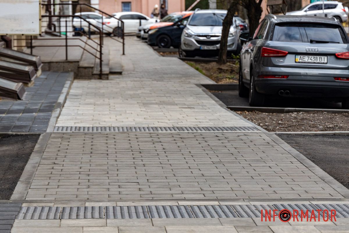 Підняті проїзди до рівня тротуару “Вийшла непогана вулиця, але не ідеальна”: як виглядає вулиця Театральна у Дніпрі після ремонту 10