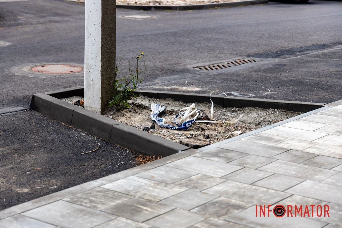 Лунки зелених зон, які ще не засипали ґрунтом. “Вийшла непогана вулиця, але не ідеальна”: як виглядає вулиця Театральна у Дніпрі після ремонту 12