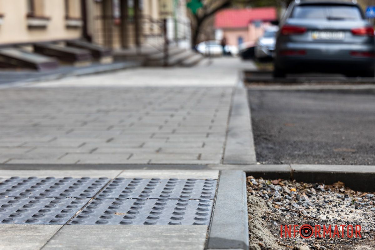 Фрагмент тротуару після ремонту “Вийшла непогана вулиця, але не ідеальна”: як виглядає вулиця Театральна у Дніпрі після ремонту 16