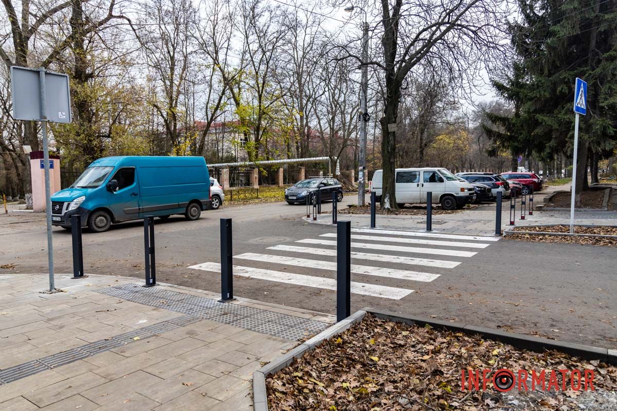 Антипаркувальні стовпчики на Театральній “Вийшла непогана вулиця, але не ідеальна”: як виглядає вулиця Театральна у Дніпрі після ремонту 17
