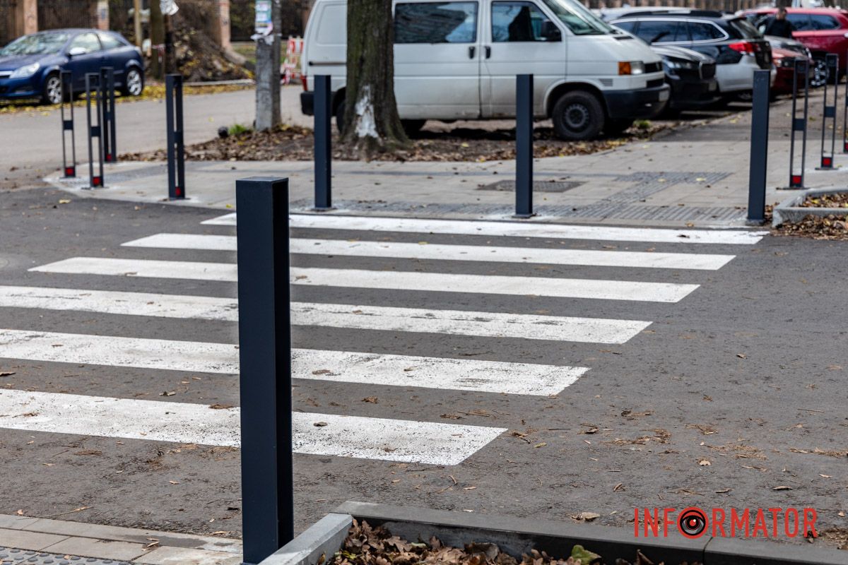Стовпчики, встановлені на оновленій Театральній “Вийшла непогана вулиця, але не ідеальна”: як виглядає вулиця Театральна у Дніпрі після ремонту 18