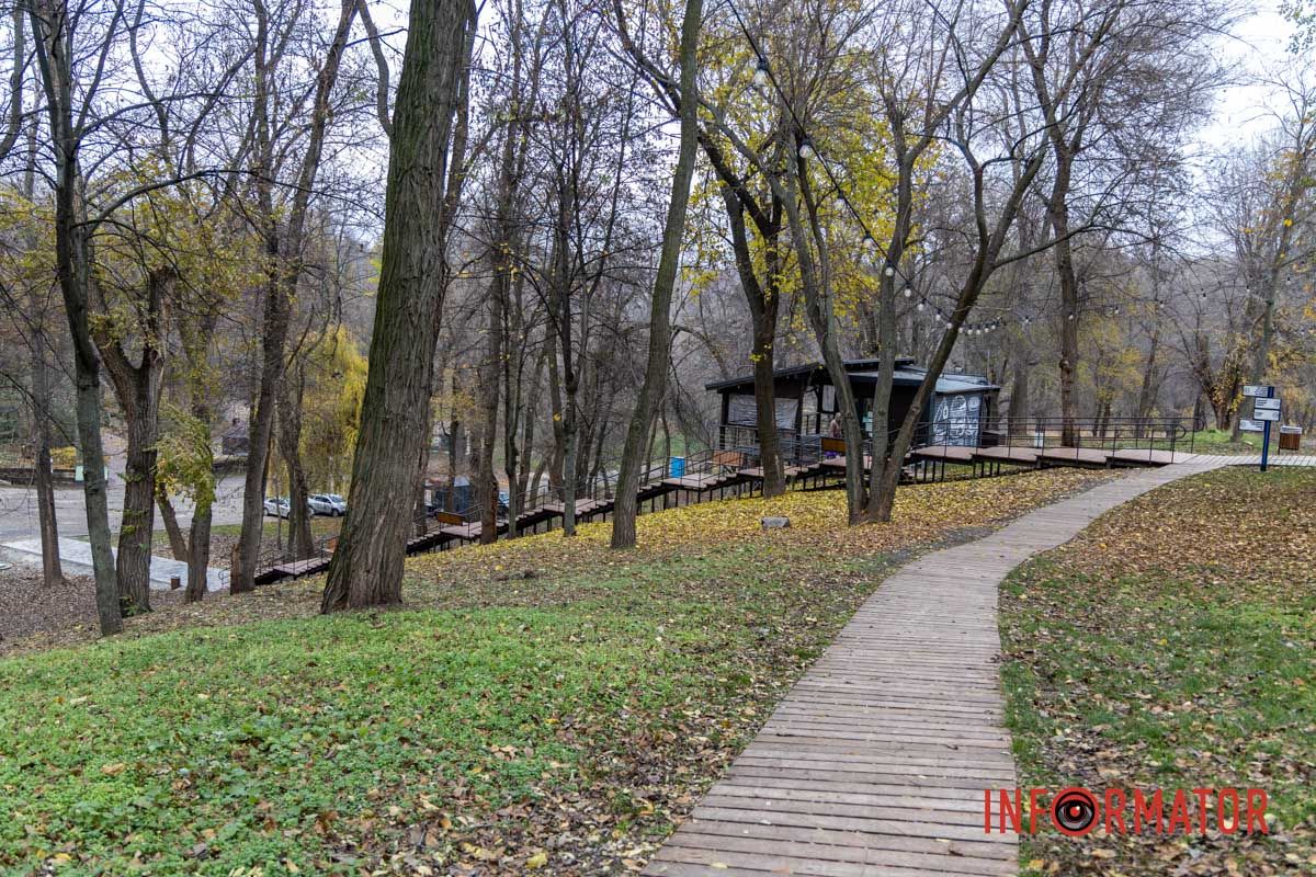 У парку Зелений Гай вирішили замінити дерев’яні сходи на металеві У парку Зелений Гай у Дніпрі за 2 мільйони гривень встановили сходи з лавками: як вони виглядають 5