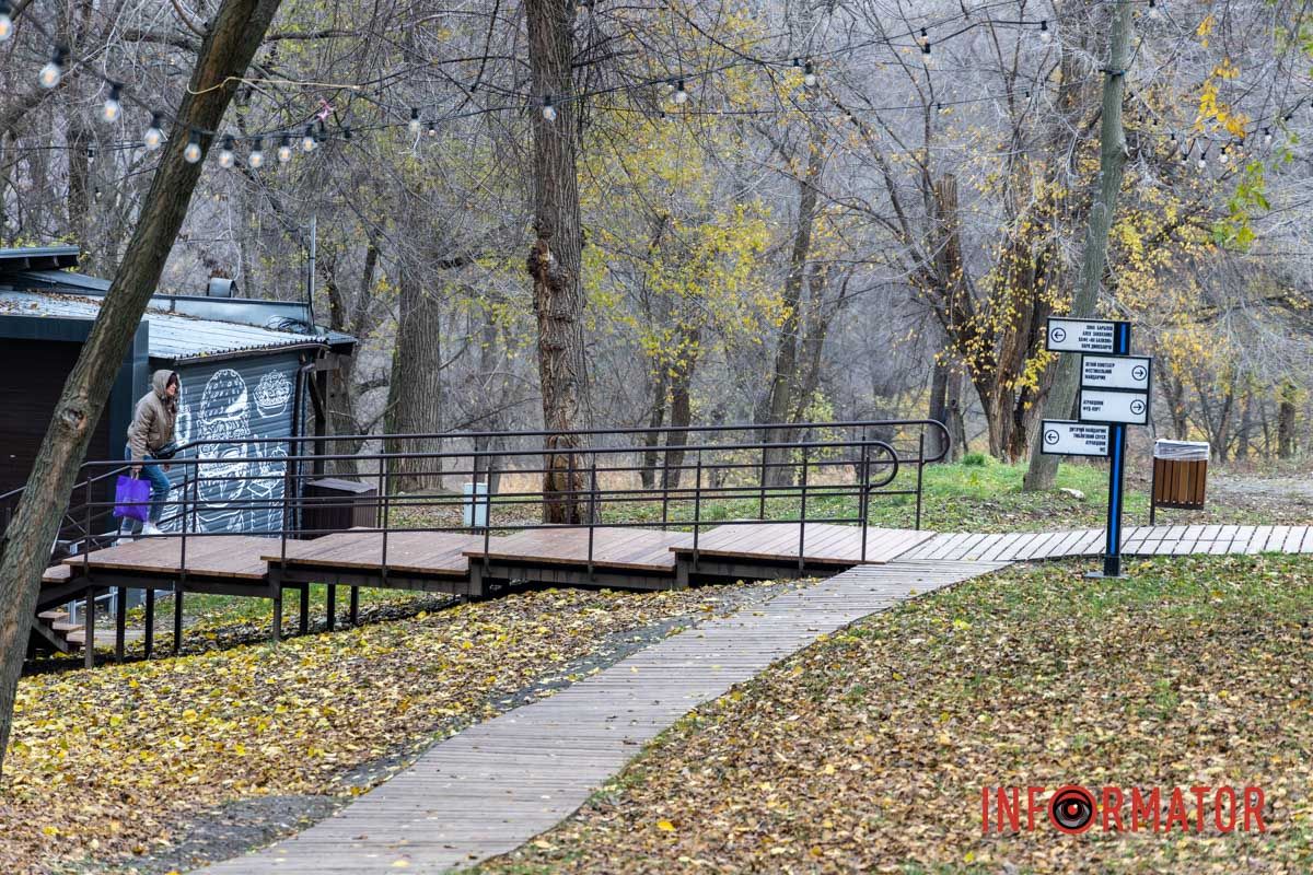 Замовником такої послуги стало Комунальне підприємство "Міська інфраструктура" У парку Зелений Гай у Дніпрі за 2 мільйони гривень встановили сходи з лавками: як вони виглядають 6