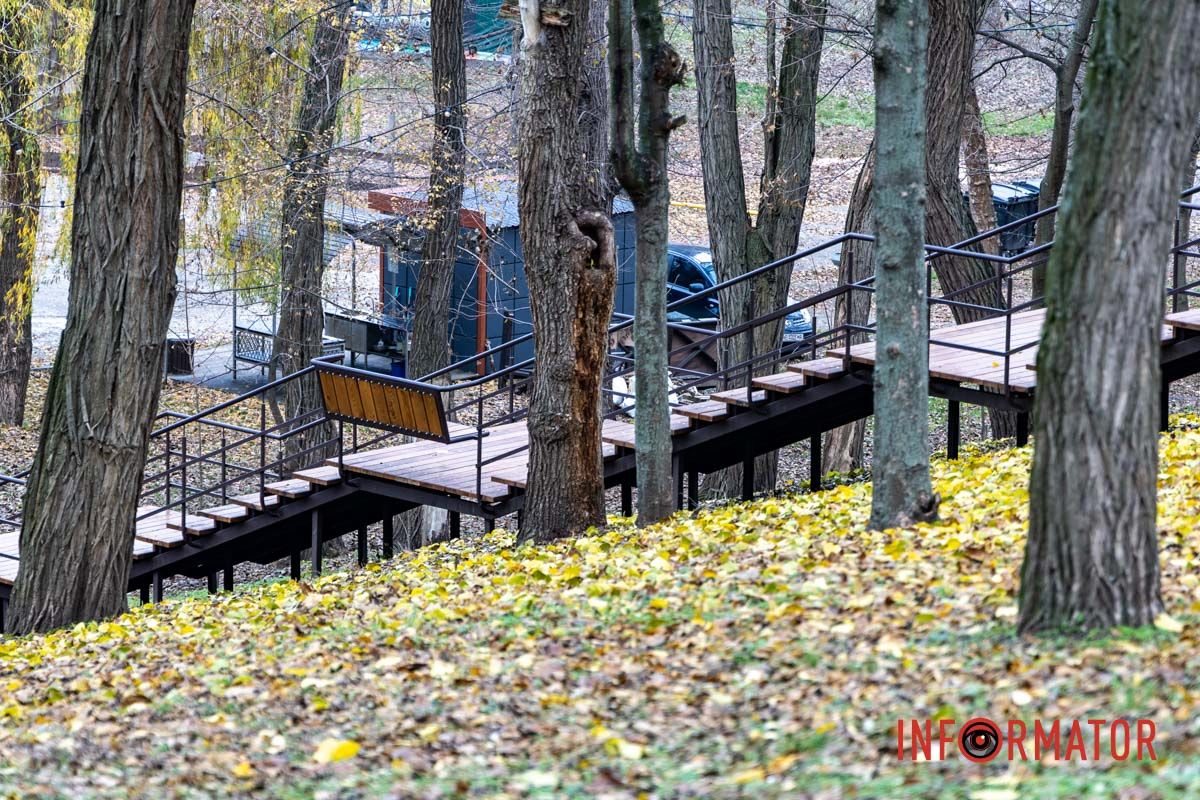 З грошей платників податків на це збиралась витратити понад 2 мільйони гривень У парку Зелений Гай у Дніпрі за 2 мільйони гривень встановили сходи з лавками: як вони виглядають 7