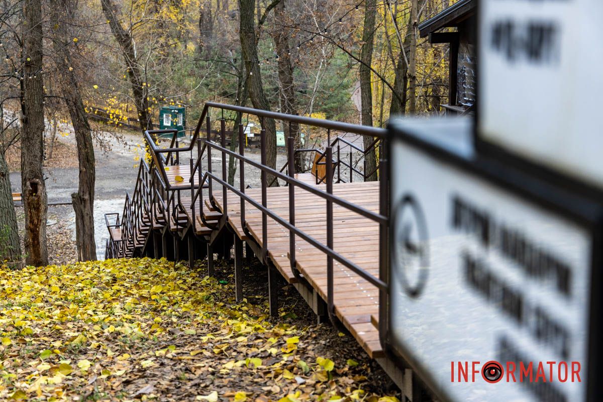 Інформатор побував на місці, подивився як виглядають сходи та дізнався, хто переміг у тендері У парку Зелений Гай у Дніпрі за 2 мільйони гривень встановили сходи з лавками: як вони виглядають 8