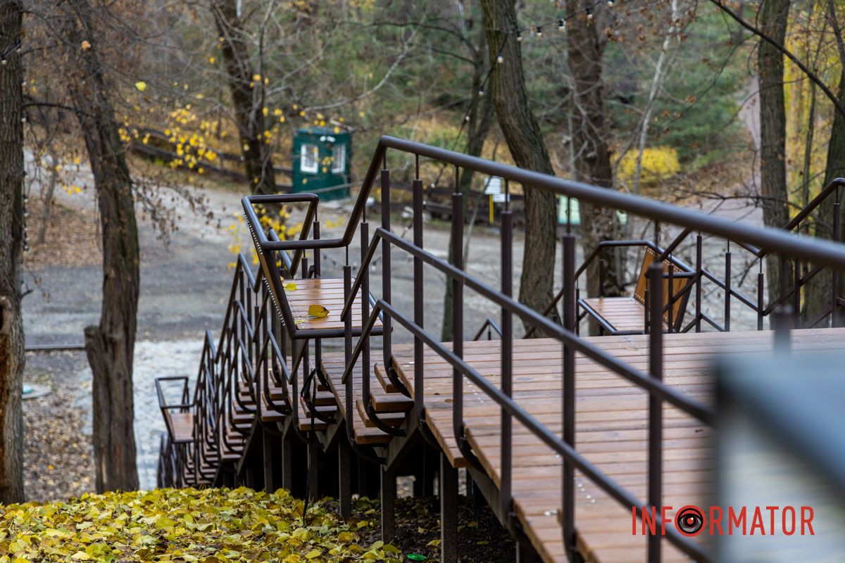 Станом на 17 листопада нові ступені вже встановлені У парку Зелений Гай у Дніпрі за 2 мільйони гривень встановили сходи з лавками: як вони виглядають 9
