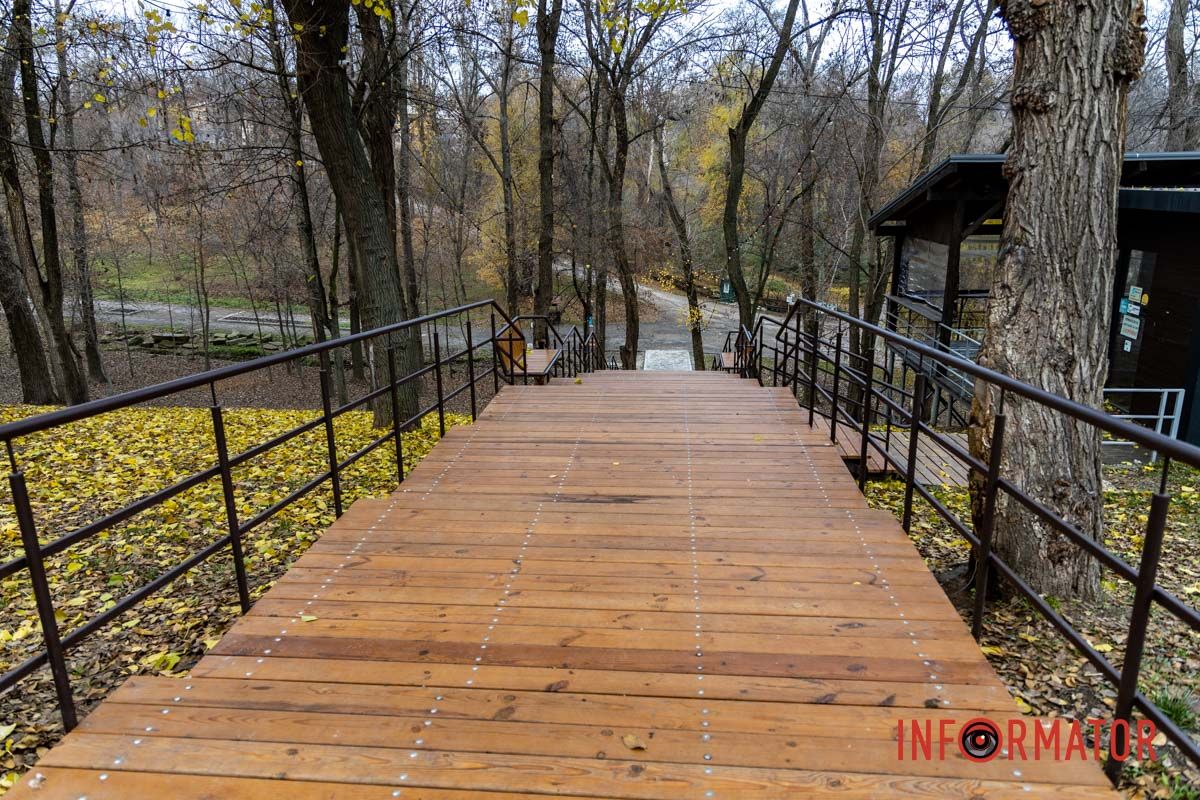 Вони дерев’яні та з лавами У парку Зелений Гай у Дніпрі за 2 мільйони гривень встановили сходи з лавками: як вони виглядають 10