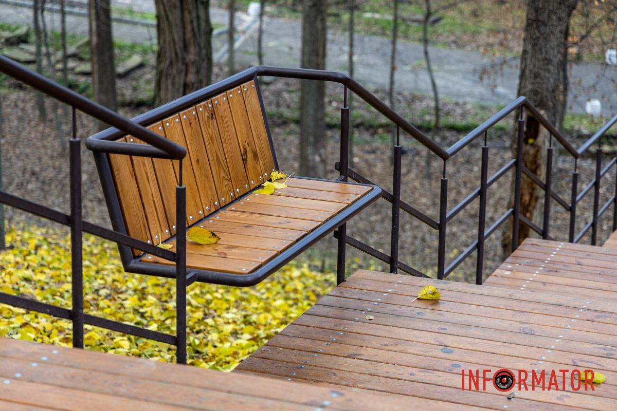 Фото - Дмитро Дворський У парку Зелений Гай у Дніпрі за 2 мільйони гривень встановили сходи з лавками: як вони виглядають 11