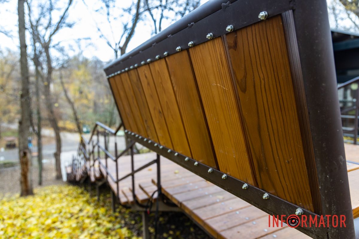 Сходи з металевими перилами та лавками У парку Зелений Гай у Дніпрі за 2 мільйони гривень встановили сходи з лавками: як вони виглядають 15
