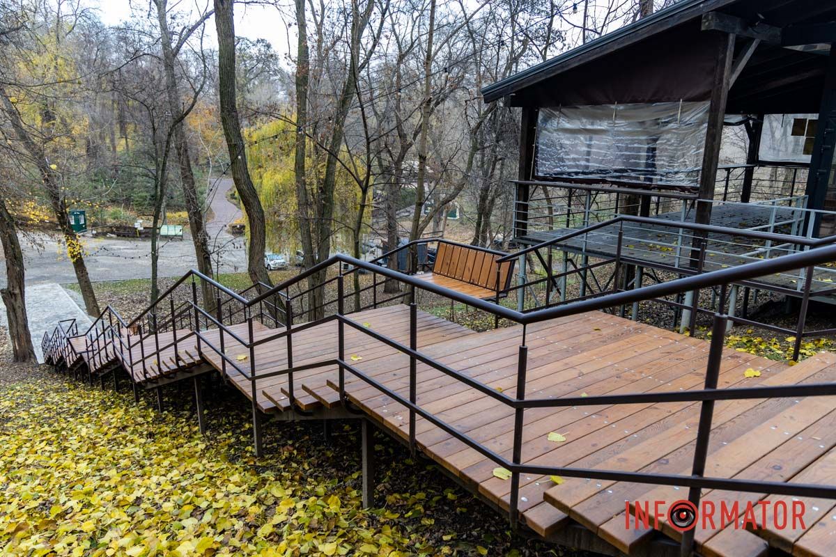 Елементи конструкції, які тримаються на металевих опорах У парку Зелений Гай у Дніпрі за 2 мільйони гривень встановили сходи з лавками: як вони виглядають 16
