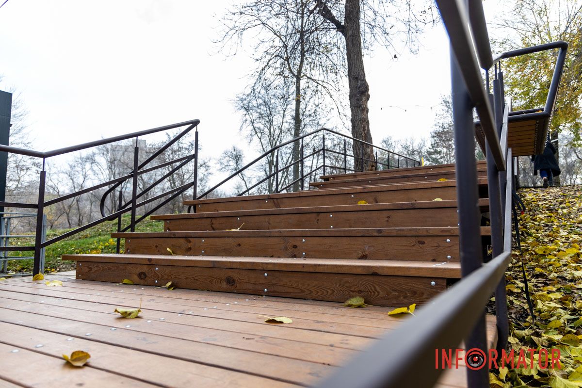 Сходи після завершення основних робіт підрядника У парку Зелений Гай у Дніпрі за 2 мільйони гривень встановили сходи з лавками: як вони виглядають 17