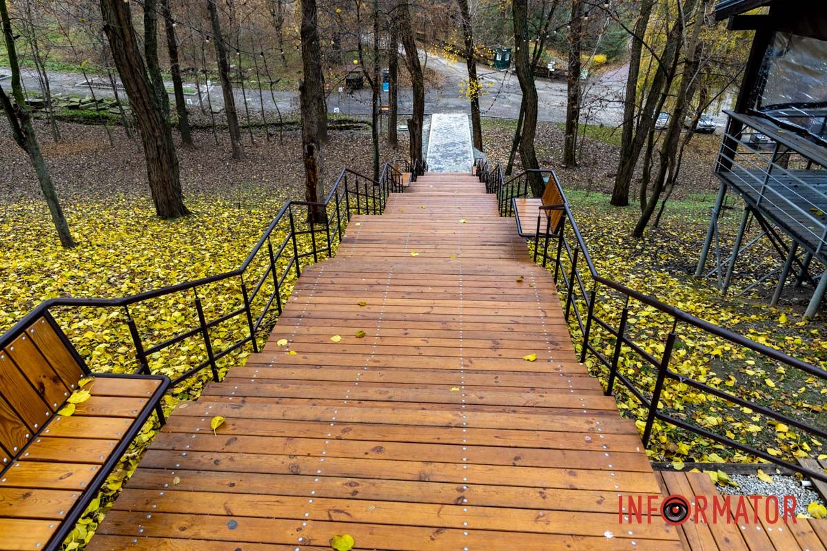 Лавки, інтегровані у конструкцію сходів У парку Зелений Гай у Дніпрі за 2 мільйони гривень встановили сходи з лавками: як вони виглядають 19