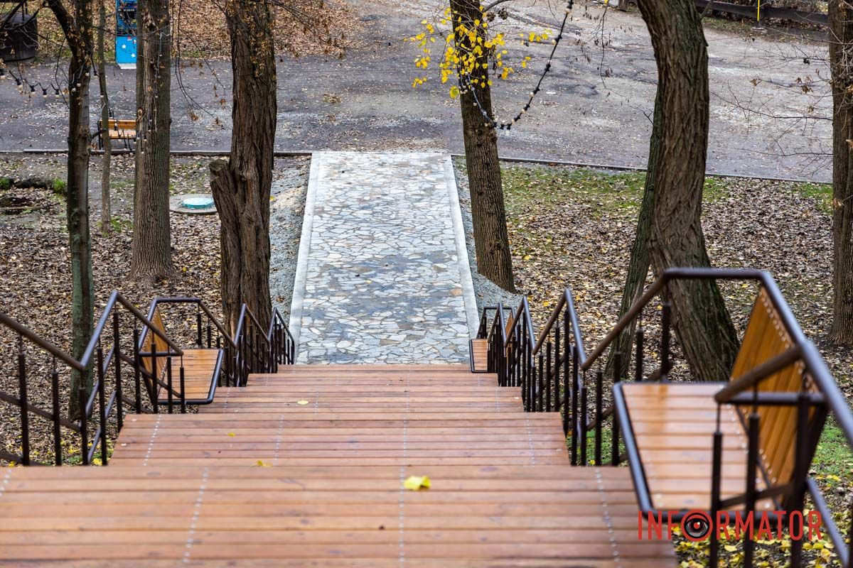 Нові сходи У парку Зелений Гай у Дніпрі за 2 мільйони гривень встановили сходи з лавками: як вони виглядають 20