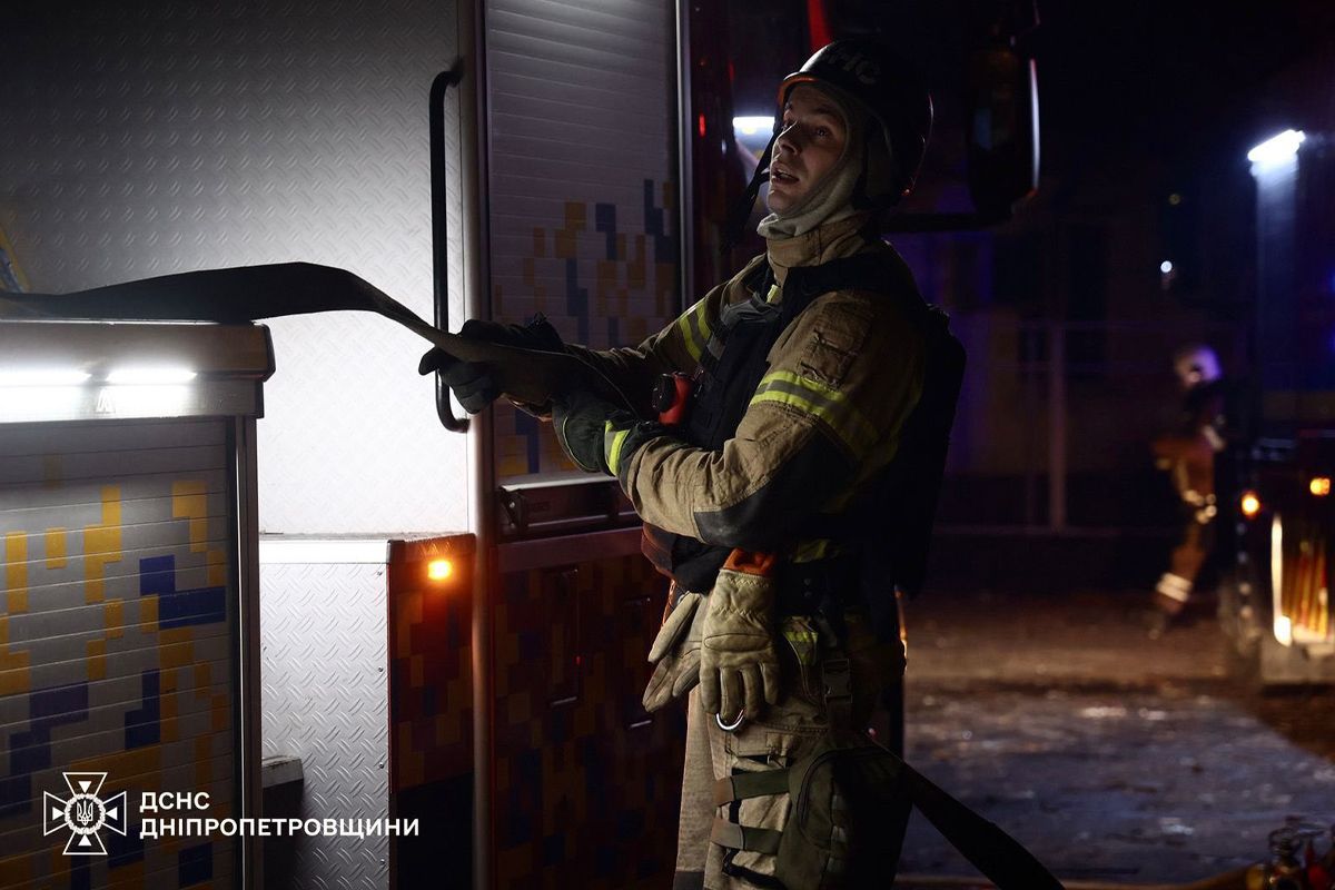 Масована атака «Шахедів» на Дніпро, є поранені: у ДСНС показали перші фото та відео з місць влучань 3