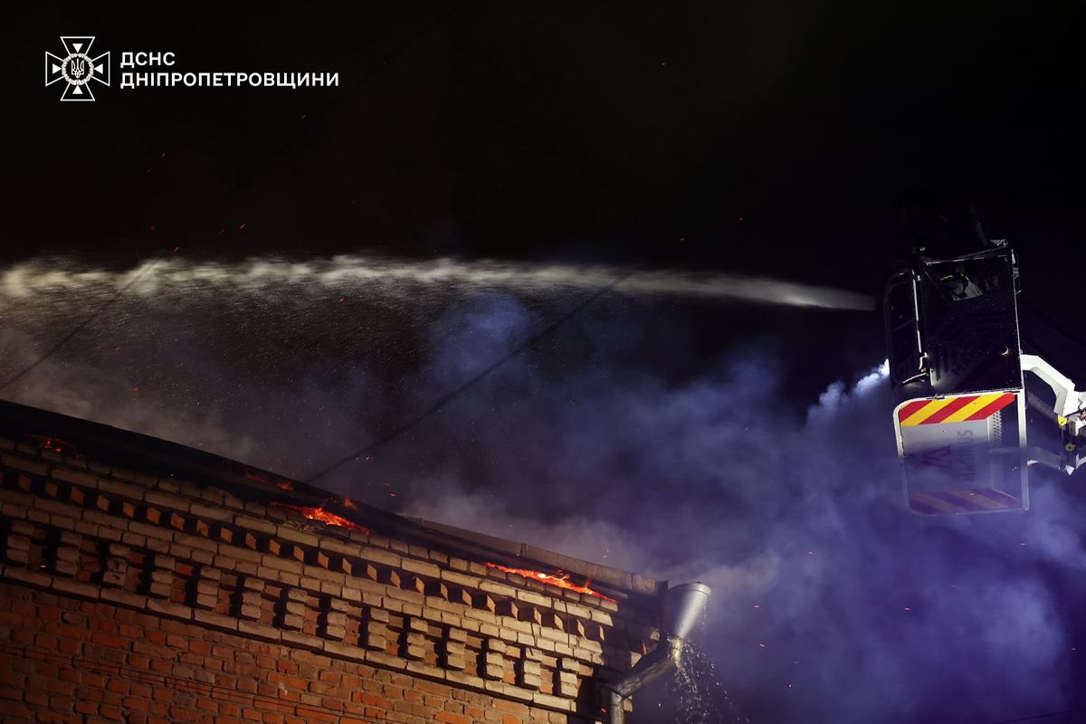 Масована атака «Шахедів» на Дніпро, є поранені: у ДСНС показали перші фото та відео з місць влучань 5