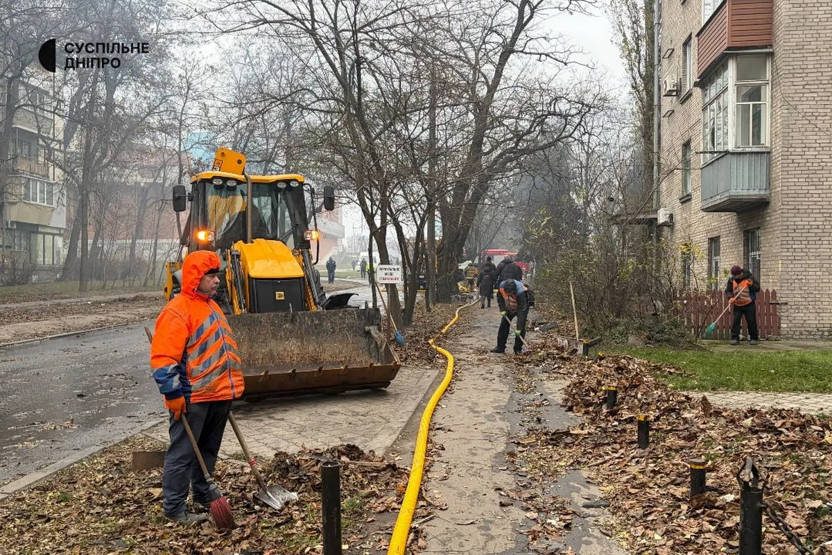 Працюють комунальники та рятувальники Працюють комунальники та рятувальники