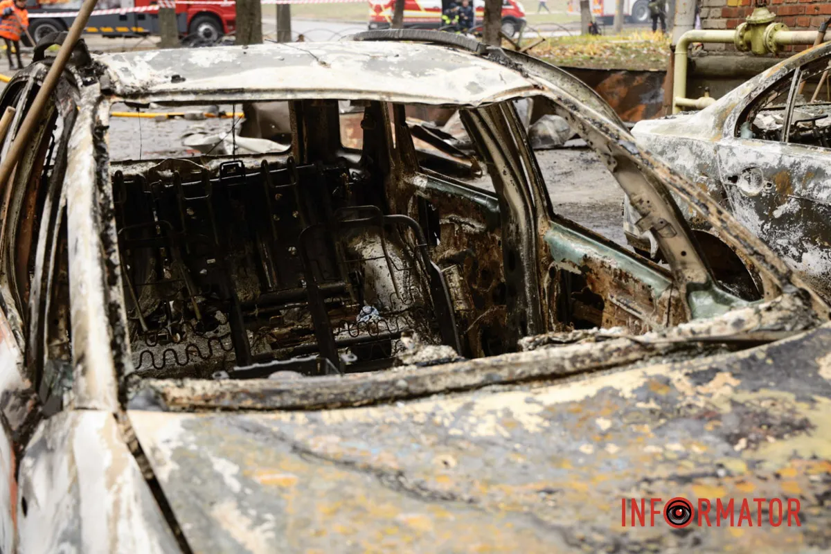 Згоріло близько десятка автівок Згорілі авто, вибиті вікна, сліди пожежі: як у Дніпрі виглядає місце нічної ворожої атаки 5