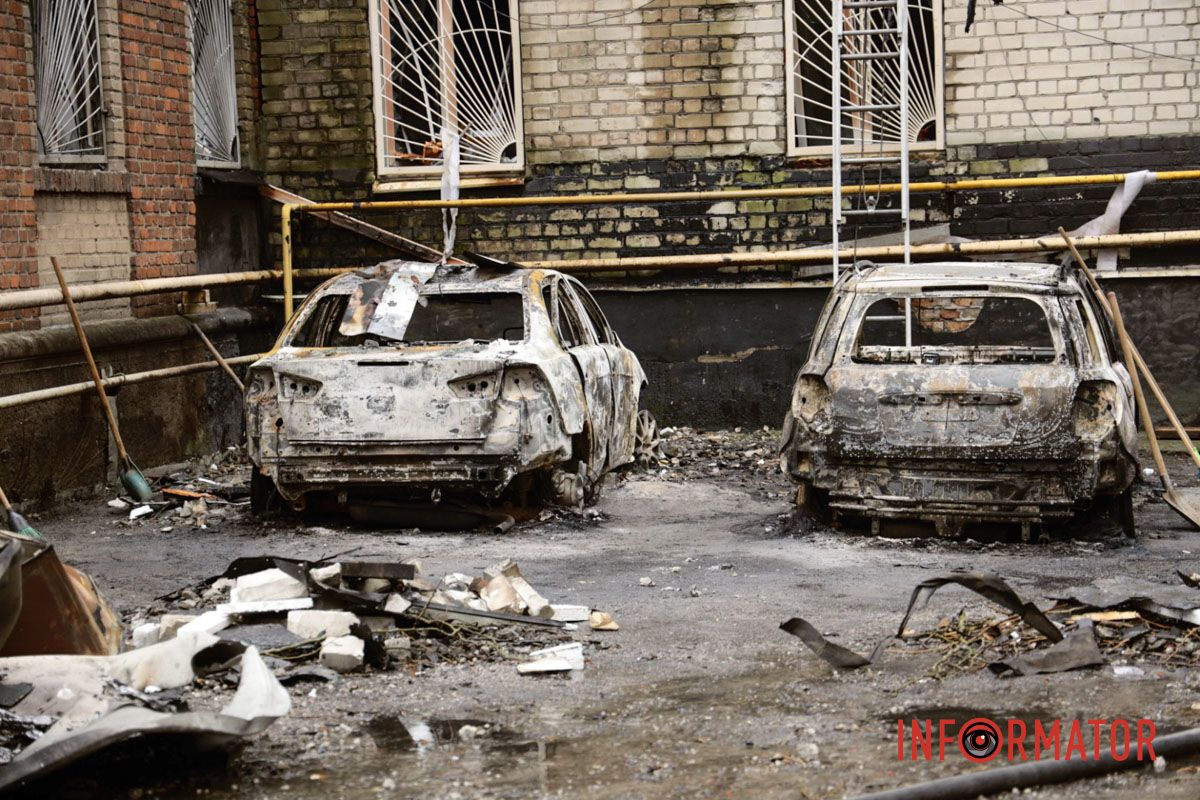 Загалом Сили ППО збили в області 33 безпілотники Згорілі авто, вибиті вікна, сліди пожежі: як у Дніпрі виглядає місце нічної ворожої атаки 6