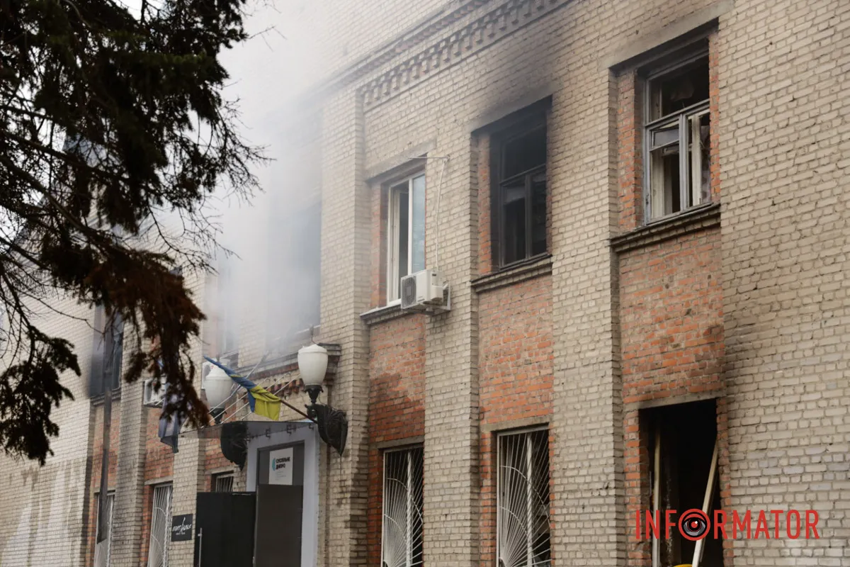 Горіла редакція "Суспільне Дніпро" Згорілі авто, вибиті вікна, сліди пожежі: як у Дніпрі виглядає місце нічної ворожої атаки 3