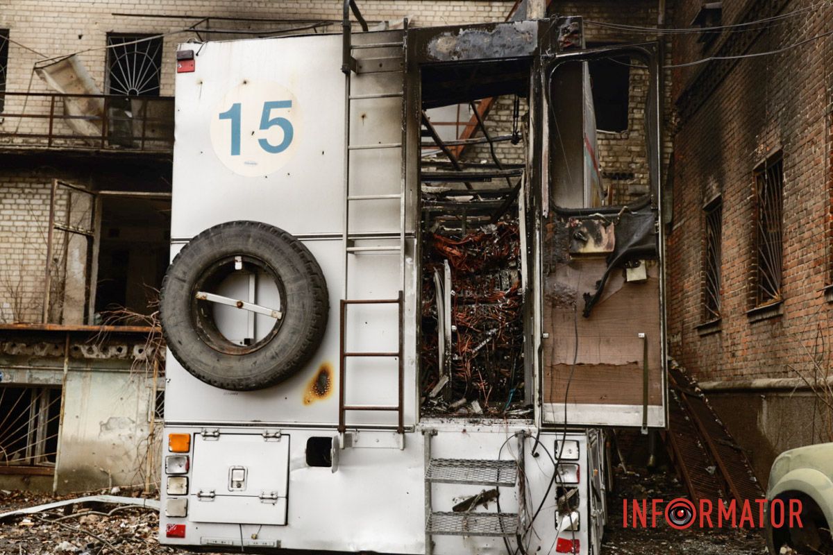 Знищене дороговартісне обладнання Згорілі авто, вибиті вікна, сліди пожежі: як у Дніпрі виглядає місце нічної ворожої атаки 4