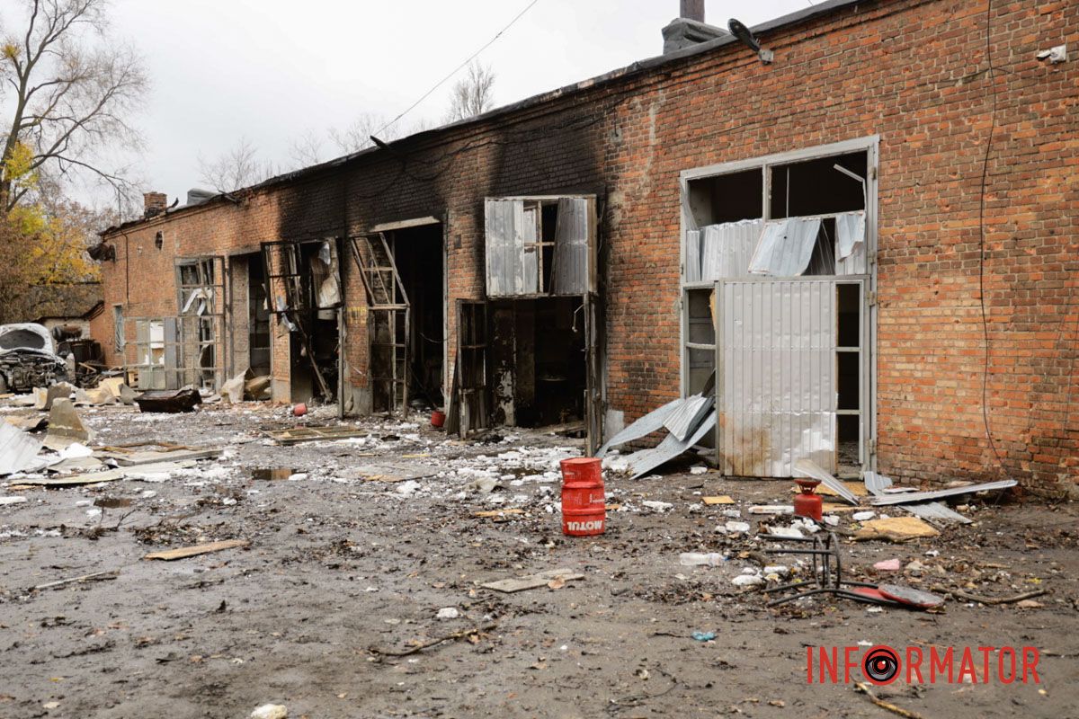 Вибито близько тисячы шибок Згорілі авто, вибиті вікна, сліди пожежі: як у Дніпрі виглядає місце нічної ворожої атаки 9