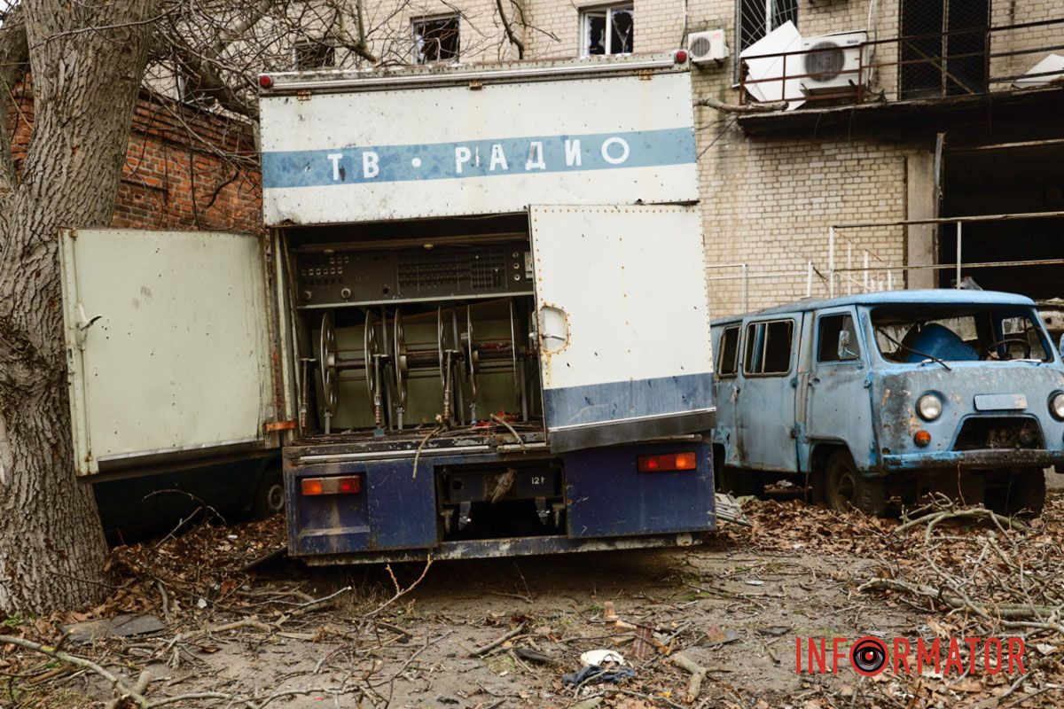 Під удар потрапили медіацентр та телевежа Згорілі авто, вибиті вікна, сліди пожежі: як у Дніпрі виглядає місце нічної ворожої атаки 2