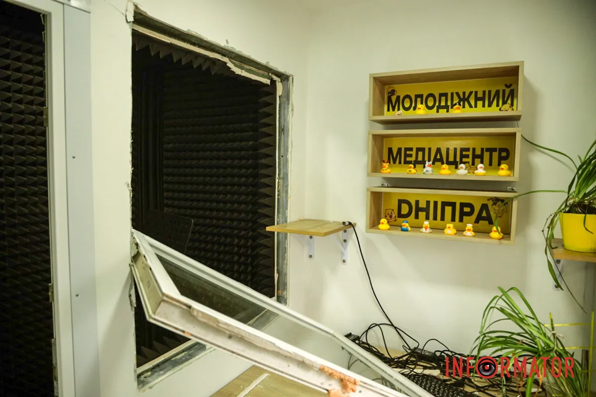 Дісталося й Молодіжному медіацентру Згорілі авто, вибиті вікна, сліди пожежі: як у Дніпрі виглядає місце нічної ворожої атаки 10