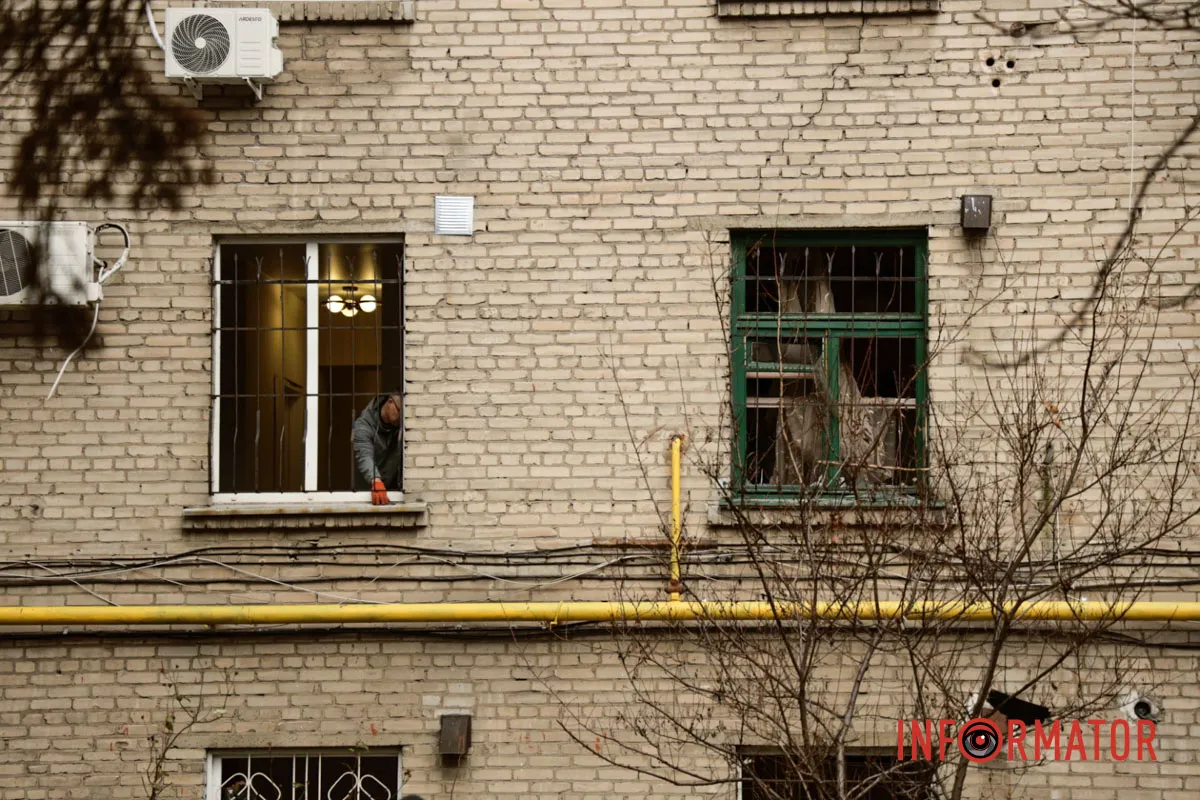 Поліція розгорнула мобільний пункт прийому громадян Згорілі авто, вибиті вікна, сліди пожежі: як у Дніпрі виглядає місце нічної ворожої атаки 15