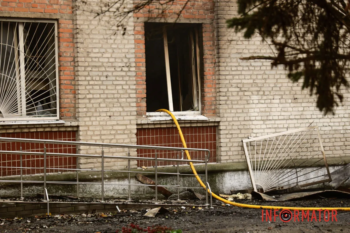 З вогнем боролися до ранку Згорілі авто, вибиті вікна, сліди пожежі: як у Дніпрі виглядає місце нічної ворожої атаки 18