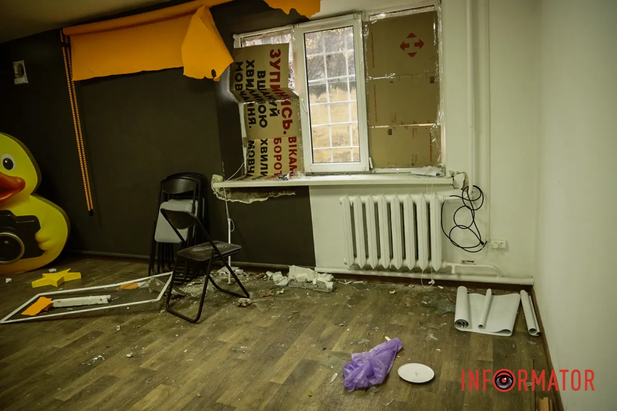 Працюють рятувальники, комунальники і усі профільні служби Згорілі авто, вибиті вікна, сліди пожежі: як у Дніпрі виглядає місце нічної ворожої атаки 17