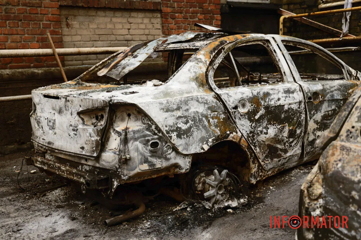 Травми отримали 59-річна жінка та 67-річний чоловік Згорілі авто, вибиті вікна, сліди пожежі: як у Дніпрі виглядає місце нічної ворожої атаки 14