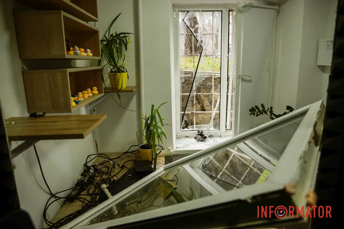 Постраждали двоє людей Згорілі авто, вибиті вікна, сліди пожежі: як у Дніпрі виглядає місце нічної ворожої атаки 13