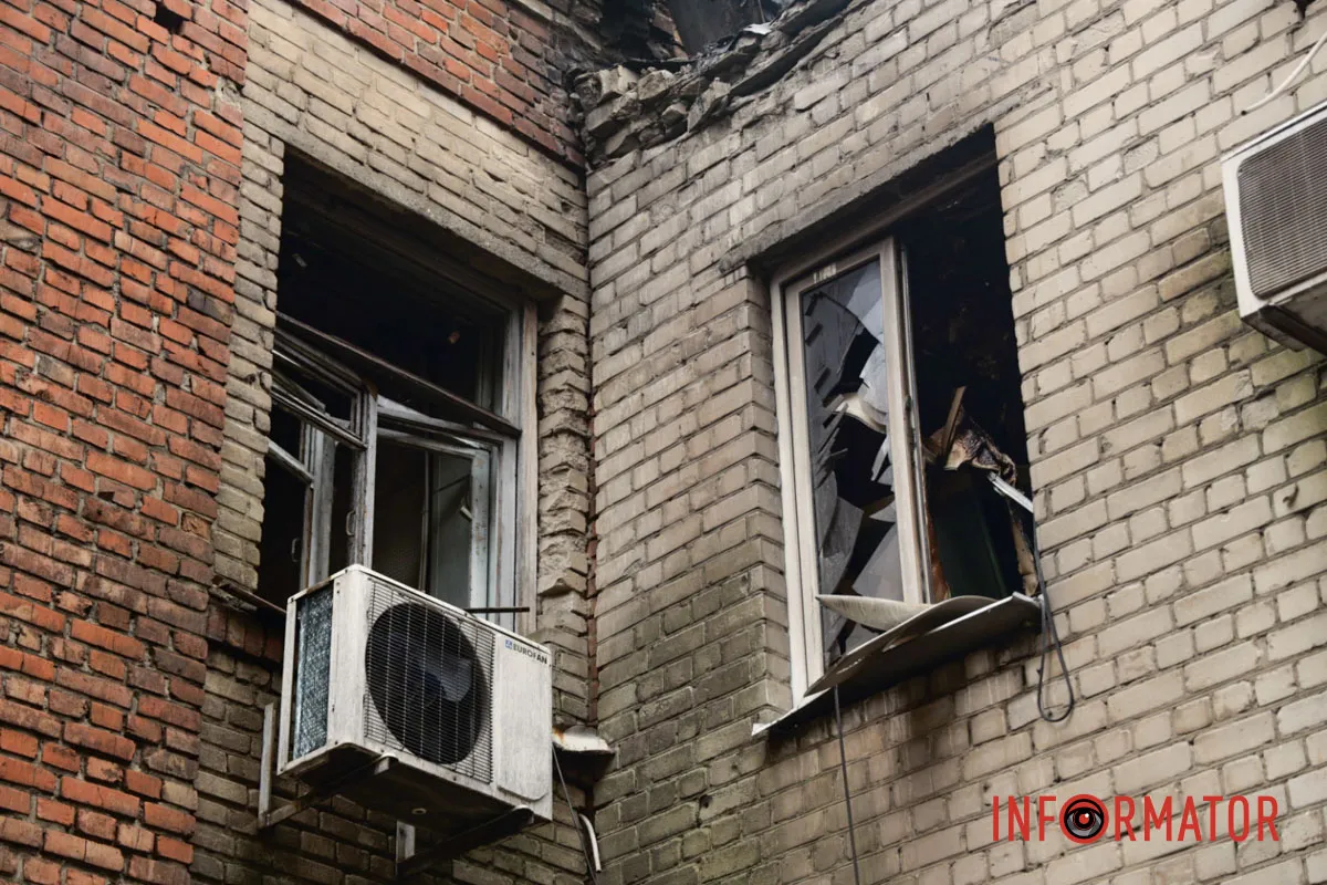 У Соборному районі призупинено теплопостачання 7 будинків Згорілі авто, вибиті вікна, сліди пожежі: як у Дніпрі виглядає місце нічної ворожої атаки 12